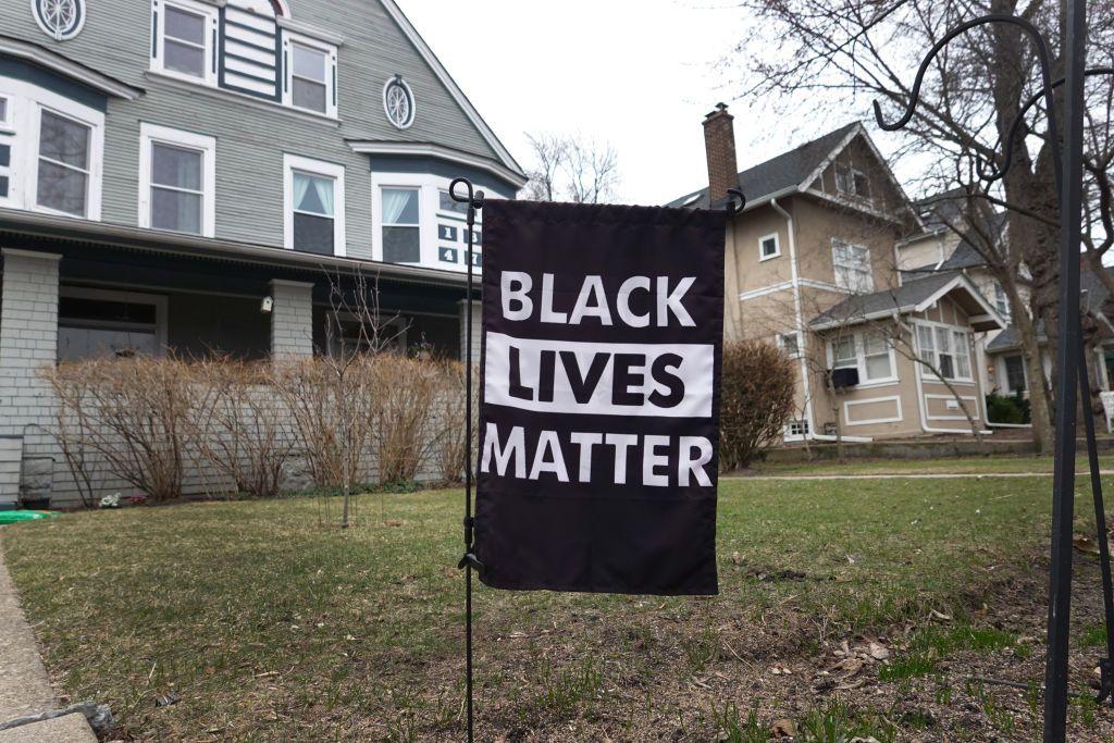 Bandeira do movimento Black Lives Matter fincada em frente a uma casa na cidade de Evanston em 2021