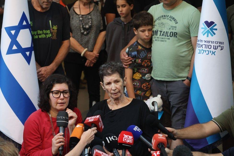 Z prasą rozmawiają zakładnicy uwolnieni przez Hamas