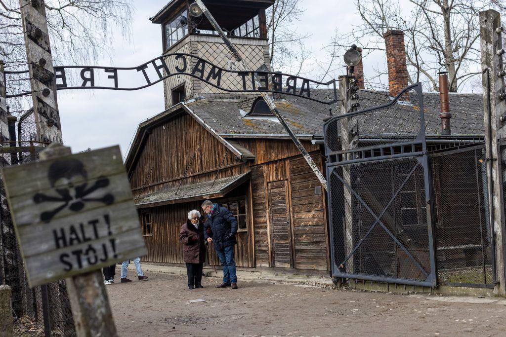 Una supervivente de Auschwitz a las puertas del campo.