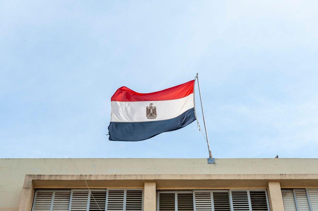 العلم المصري فوق السفارة المصرية ب تل أبيب