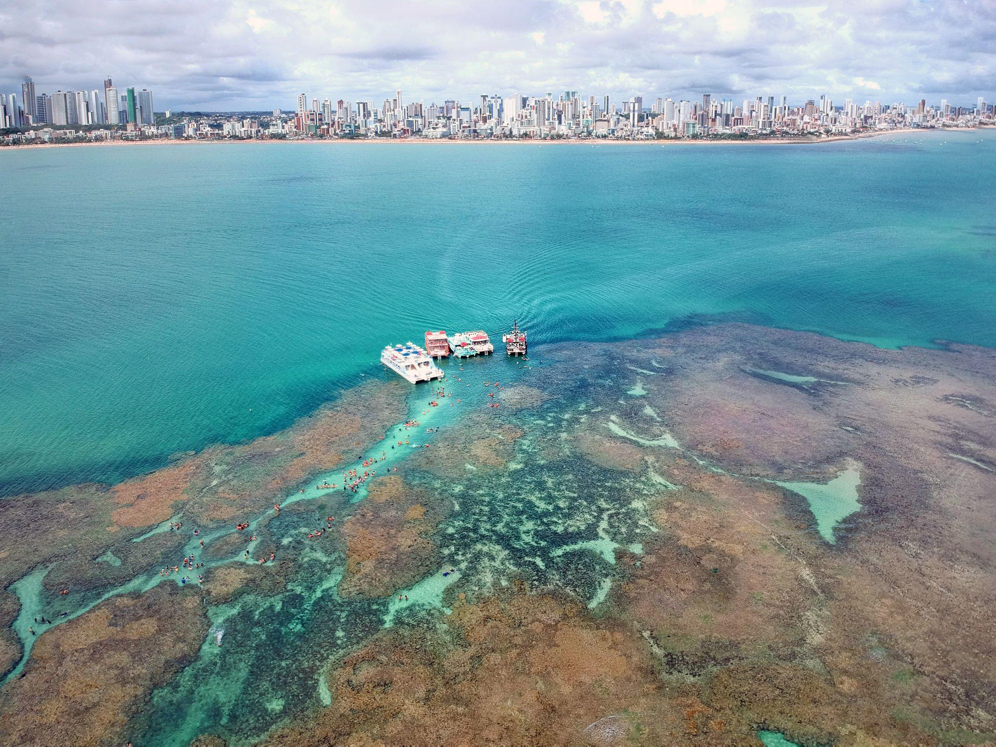 Vista aérea de piscinas naturais formadas por corais em joão pessoa