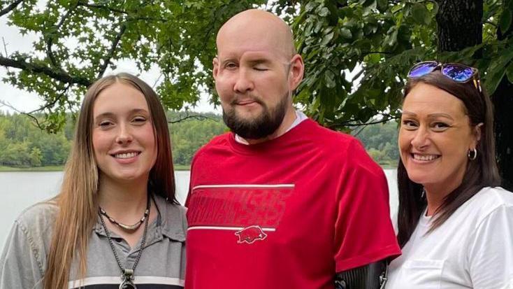 Aaron James posa con su esposa y su hija. 