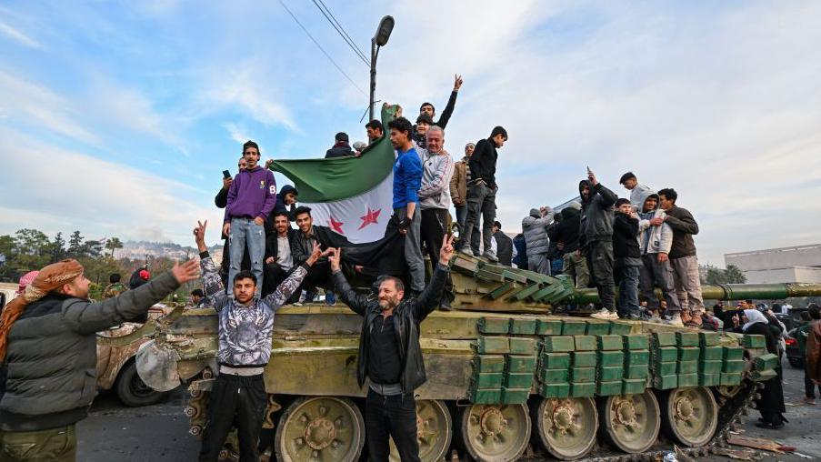 Sirios celebran en la Plaza Omeya de Damasco la caída de Bashar al Assad.