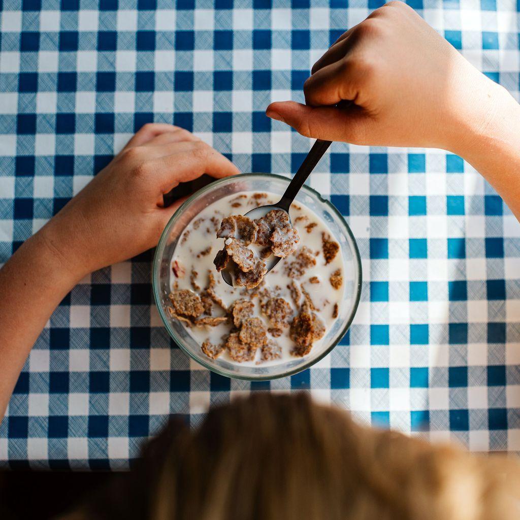 Café da manhã com cereais e leite