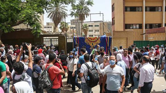 لحظة خروج طلاب مصريين من لجنة امتحانات الثانوية العامة. أرشيف