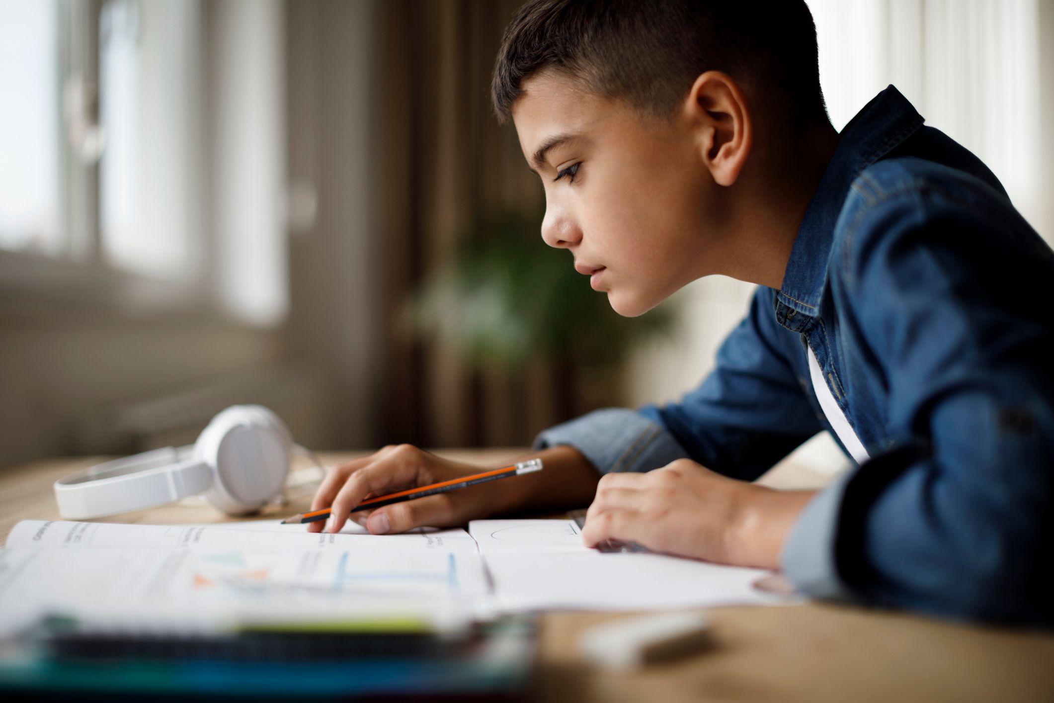 Un niño estudiando