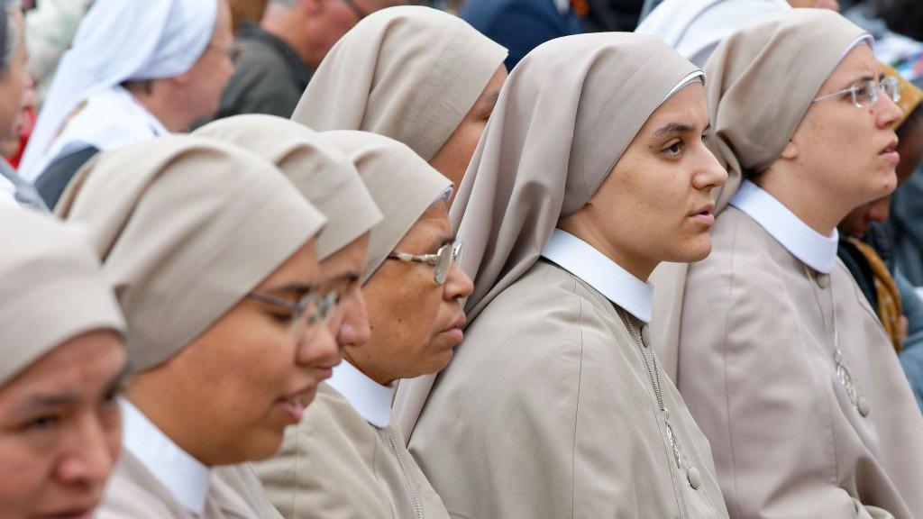 Monjas asisten a la canonización de 14 santos y mártires de Damasco, en la Plaza de San Pedro, en el Vaticano, el 20 de octubre de 2024.