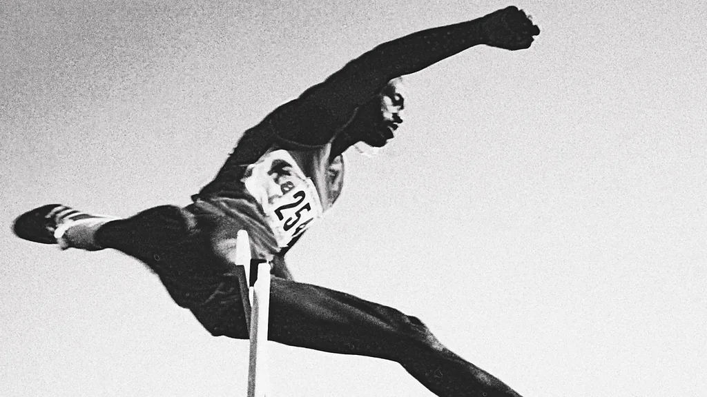 Edwin Moses vencendo uma sequência de obstáculos em Los Angeles, 1984