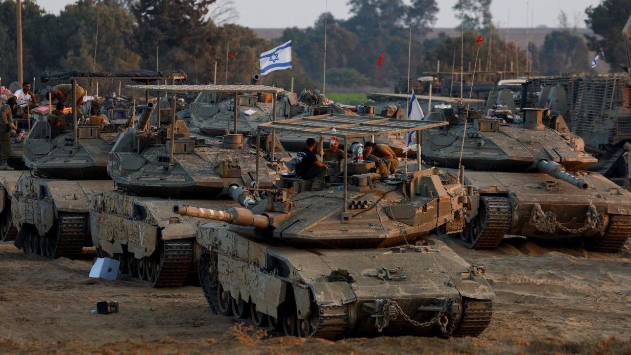 إسرائيل تمهد لشن "عملية كبيرة" في خان يونس، ومقتل رهينتين أخريين في قطاع غزة