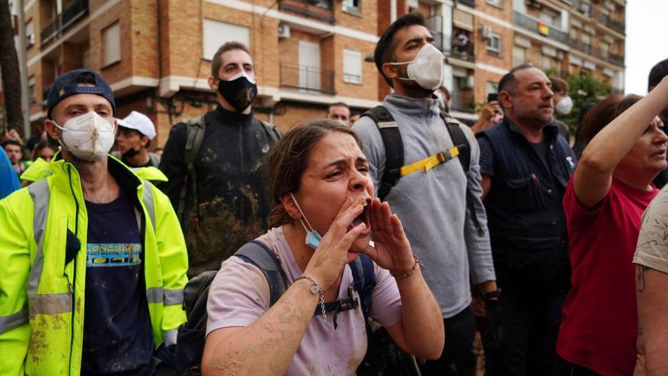 Una mujer increpa a las autoridades en la localidad de Paiporta. 