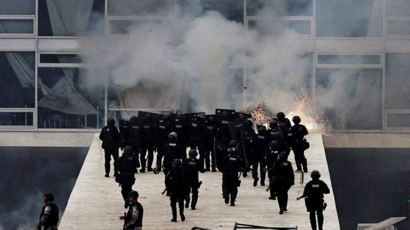 Polícia reprime invasão ao Palácio do Planalto, no dia 8 de janeiro