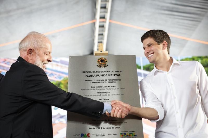 Lula e João Campos apertando as mãos