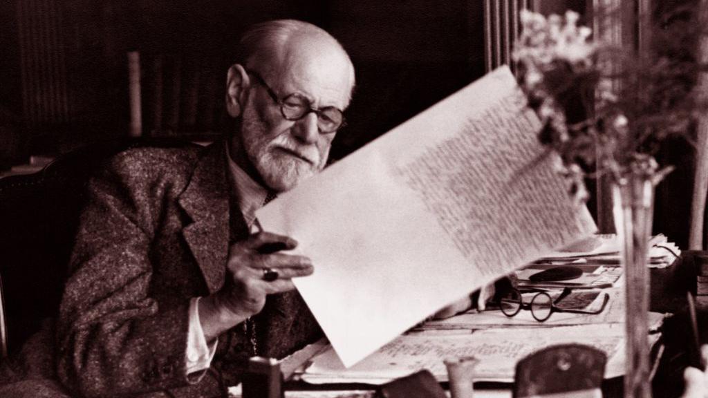 Freud con unos papeles en su casa de Londres a finales de 1938