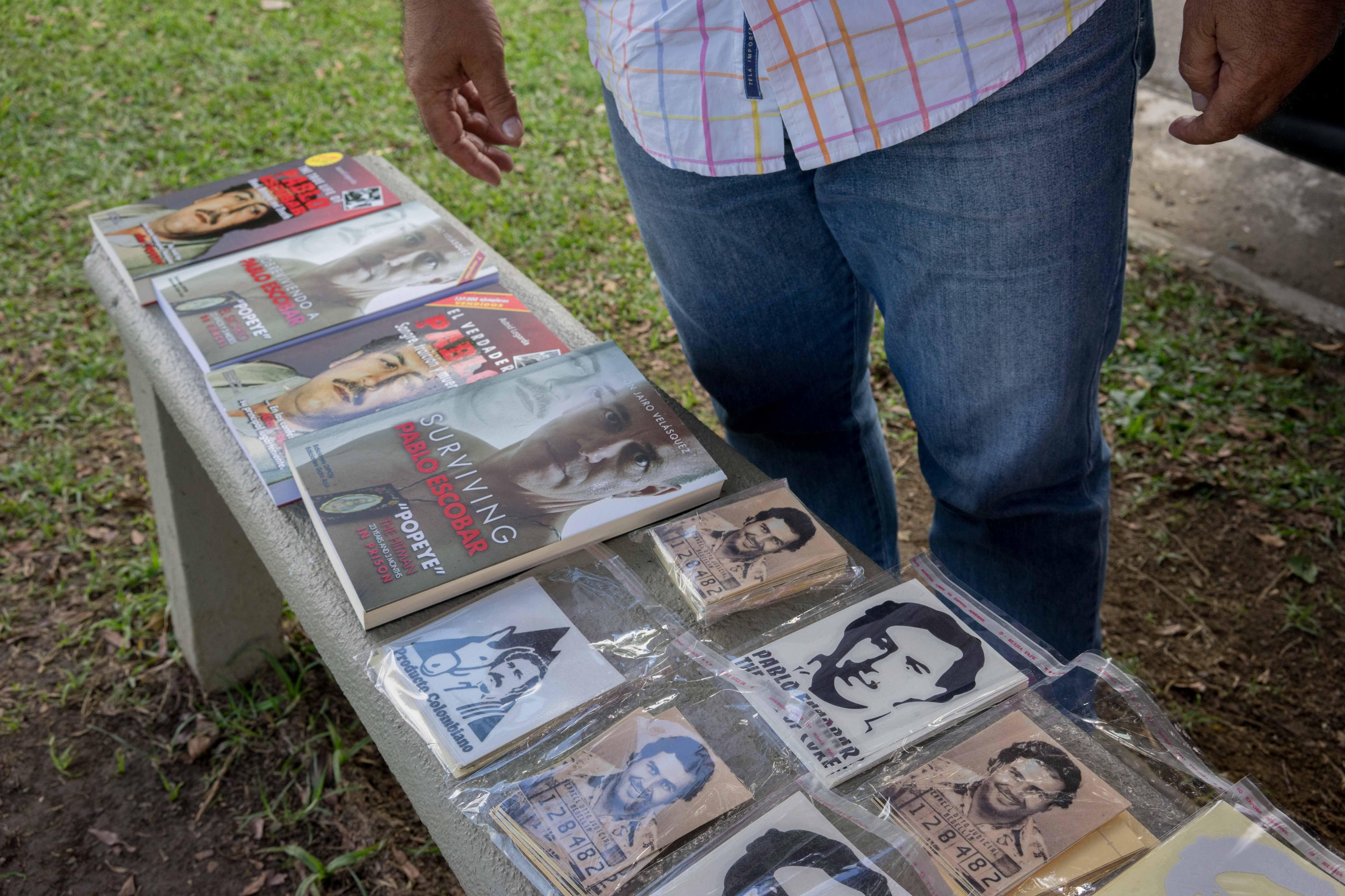 Fotografías de Pablo Escobar en un banco de Medellín