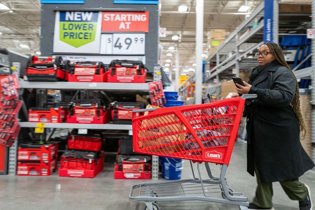 Una mujer realizando compras.