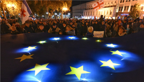 Gruzijci okupljeni na glavnom trgu na kom svetle boje Evropske unije