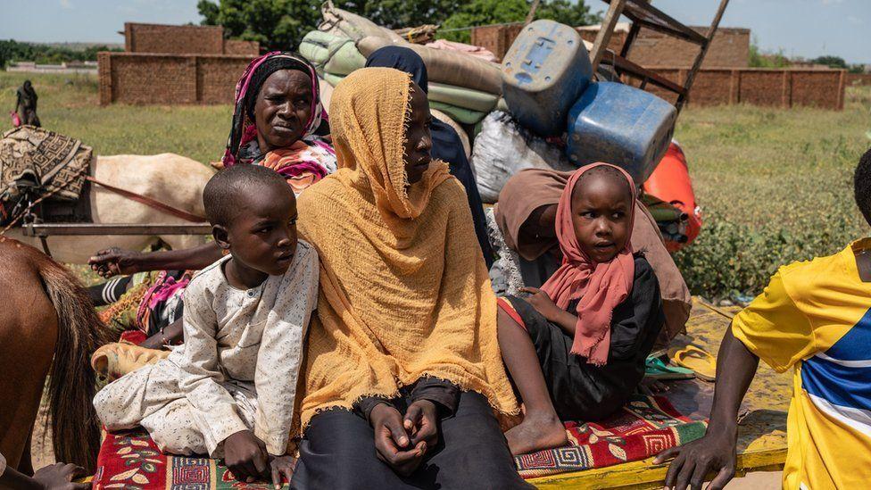 Mulheres e crianças fugindo do Sudão para o Chade