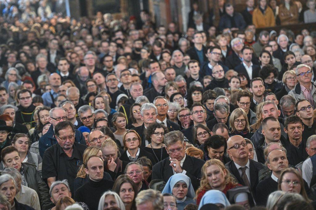 Un grupo de personas asiste a un funeral