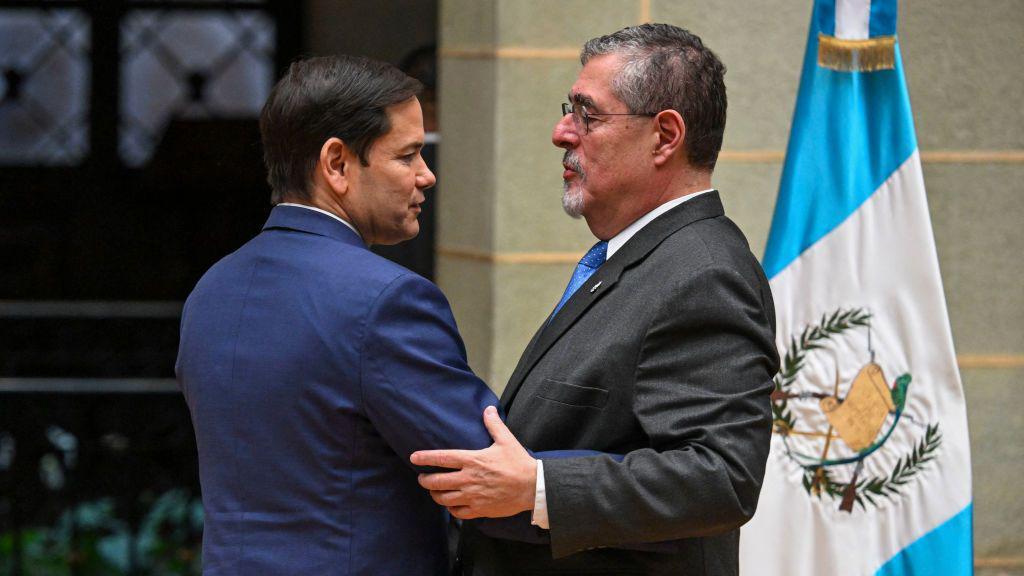 O presidente guatemalteco Bernardo Arevalo com o secretrio de Estado dos EUA Marco Rubio no Palcio da Cultura na Cidade da Guatemala, Guatemala, 5 de fevereiro de 2025.