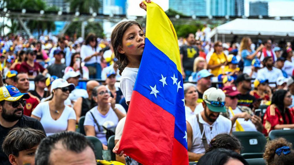 Niña con bandera venezolana en EE.UU.