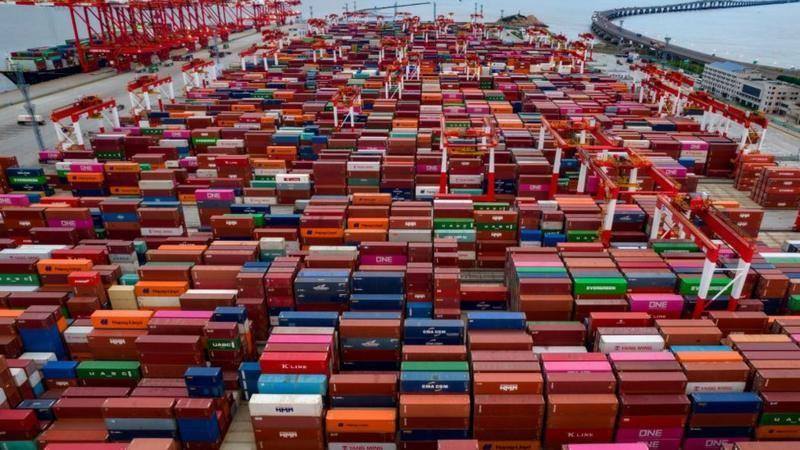 Terminal portuário repleto de contêineres armazenados