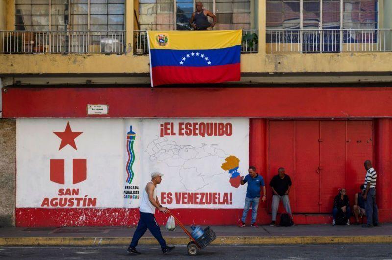 Imagem de rua com mapa da Venezuela