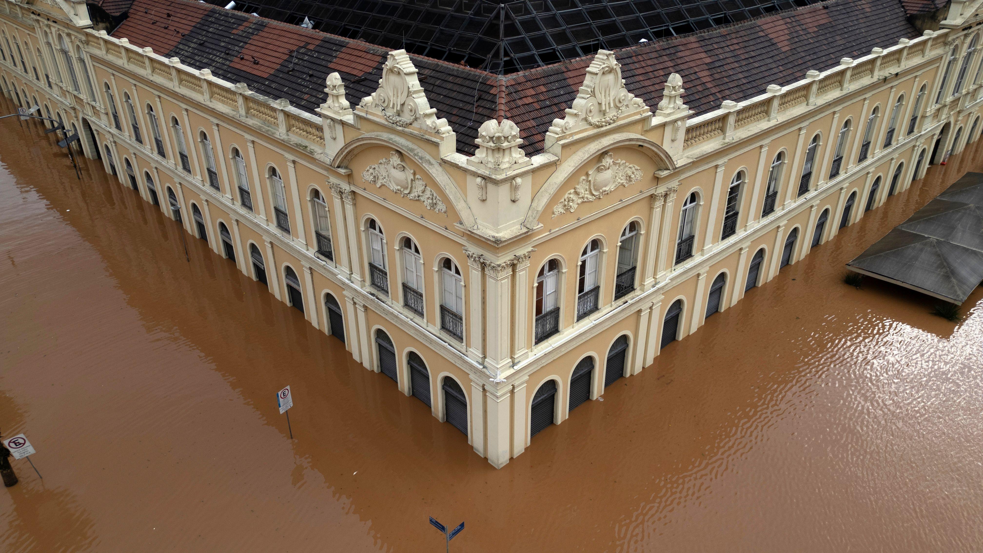 Foto área de prédio histórico alagado