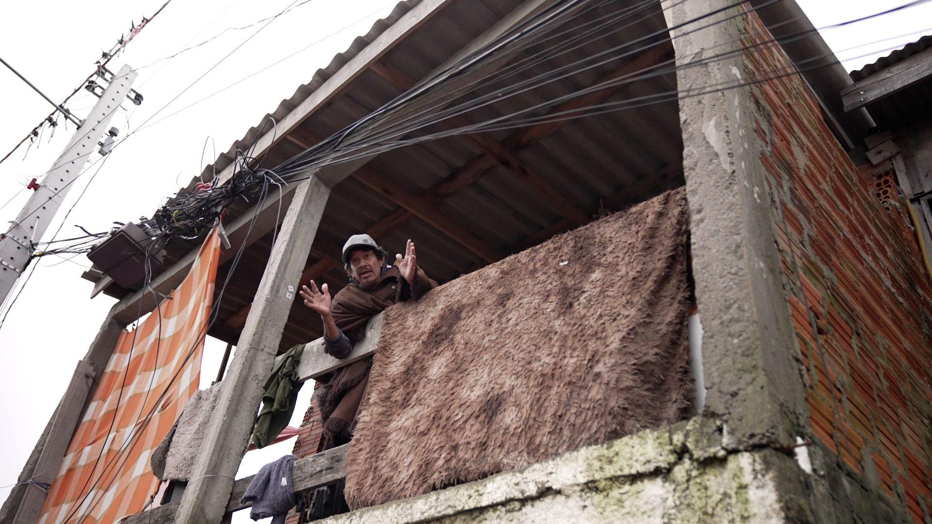 Senhor idoso ilhado em uma casa