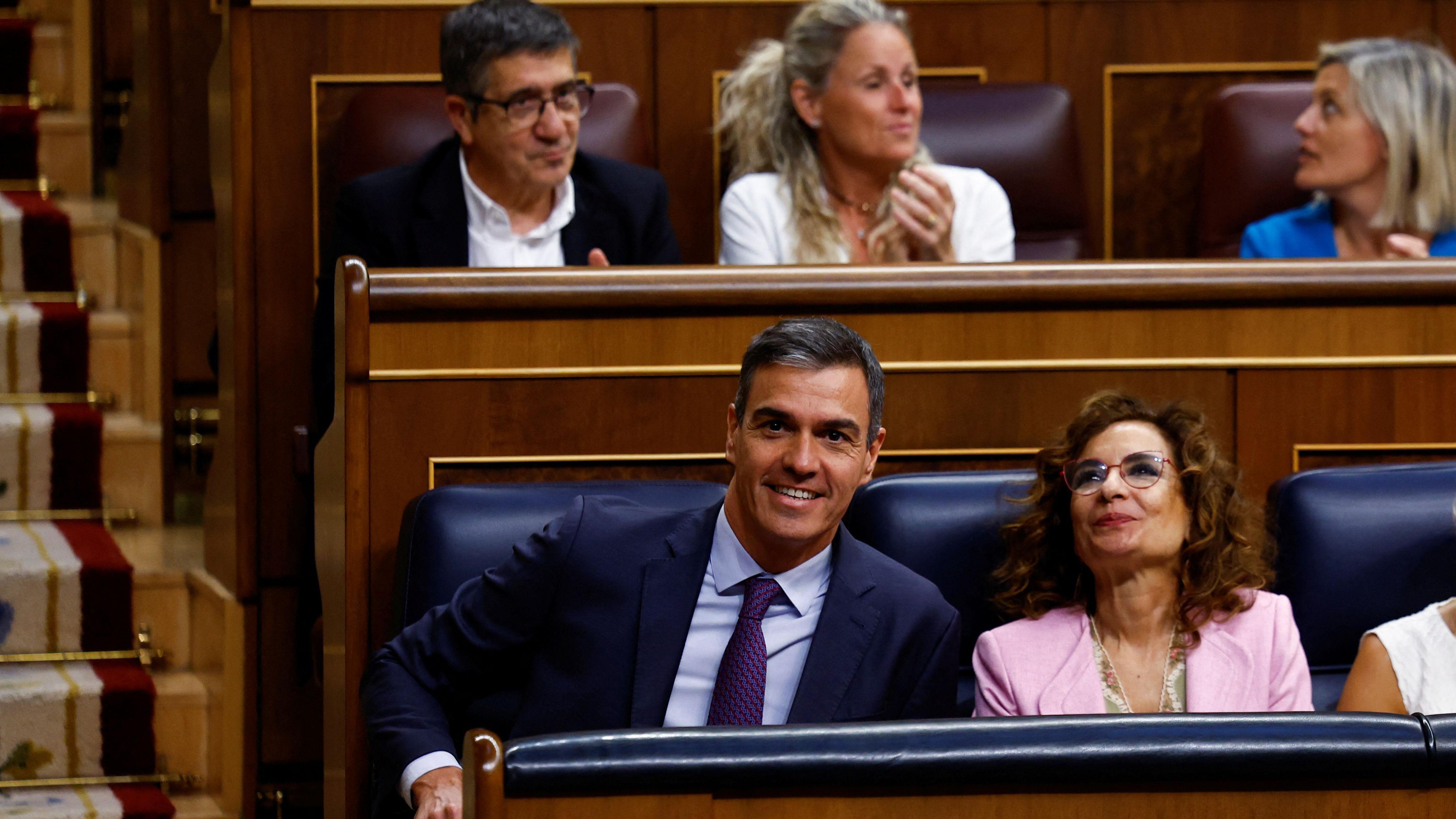 Pedro Sánchez y otros ministros en el congreso de los diputados español.