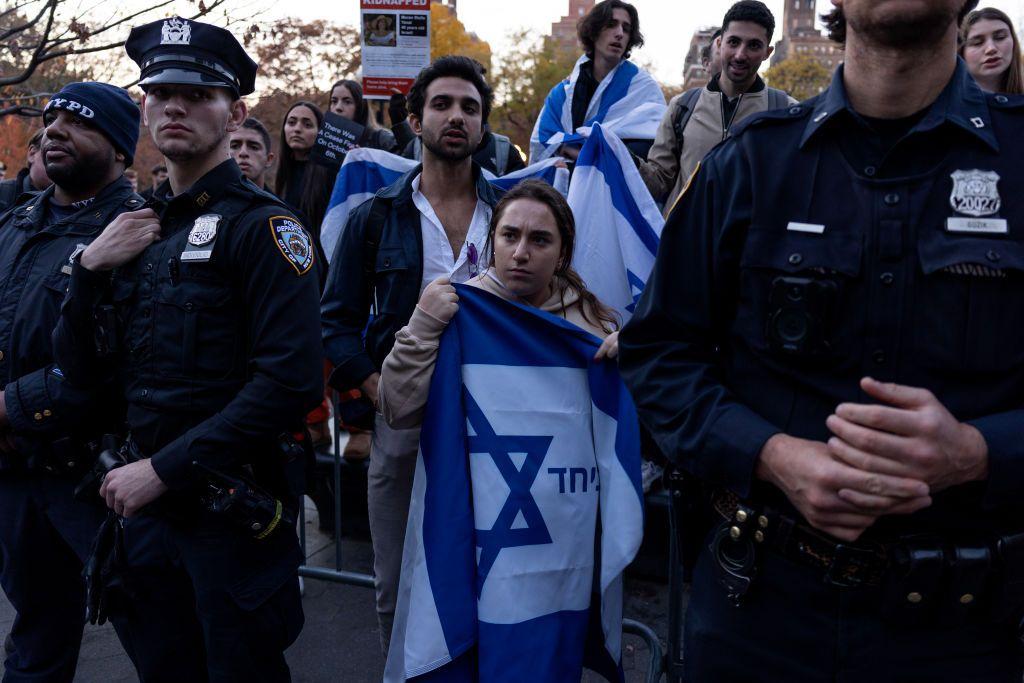 Una estudiante judía protegida por la policía