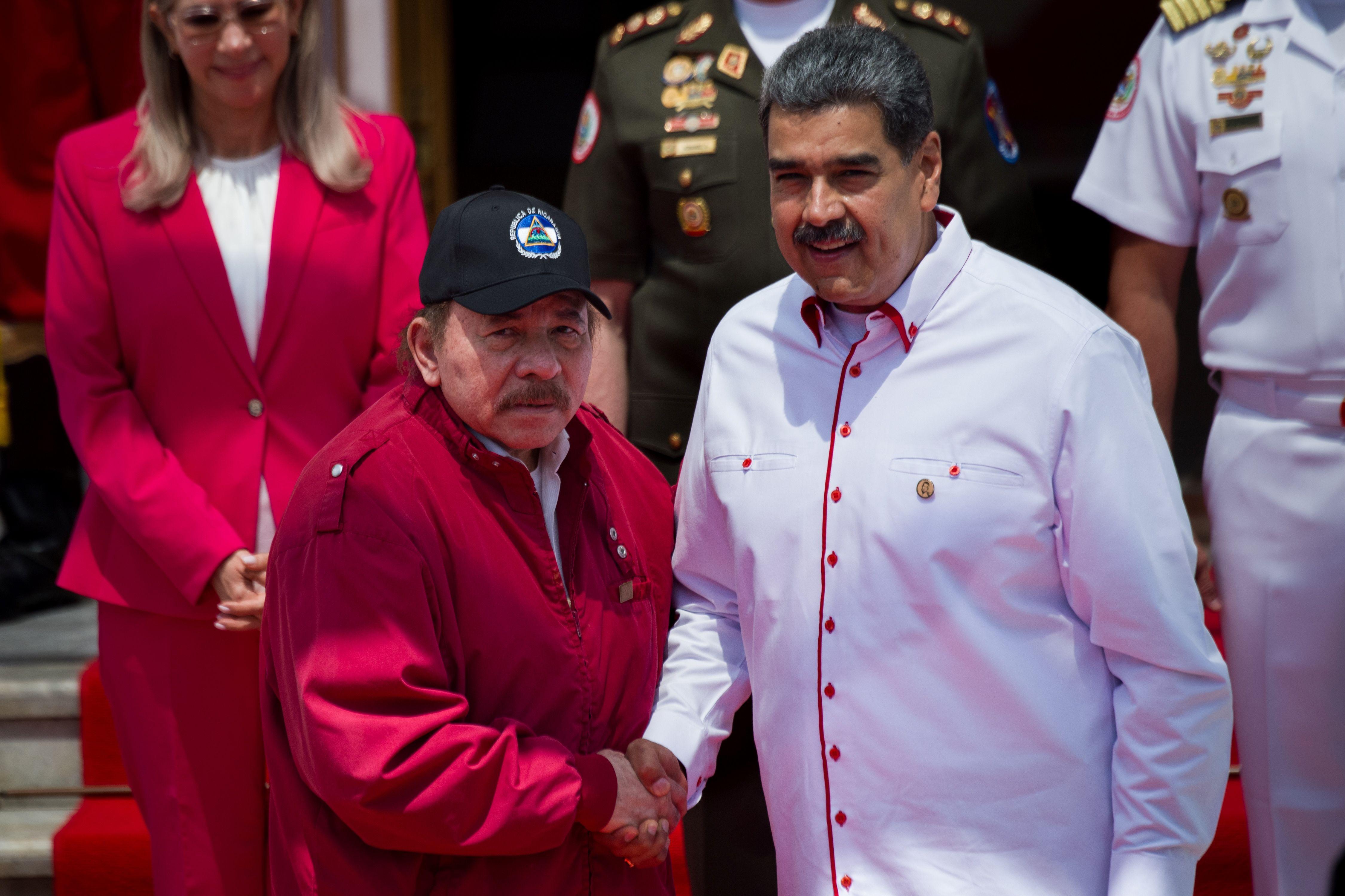 Ortega y Maduro se saludan