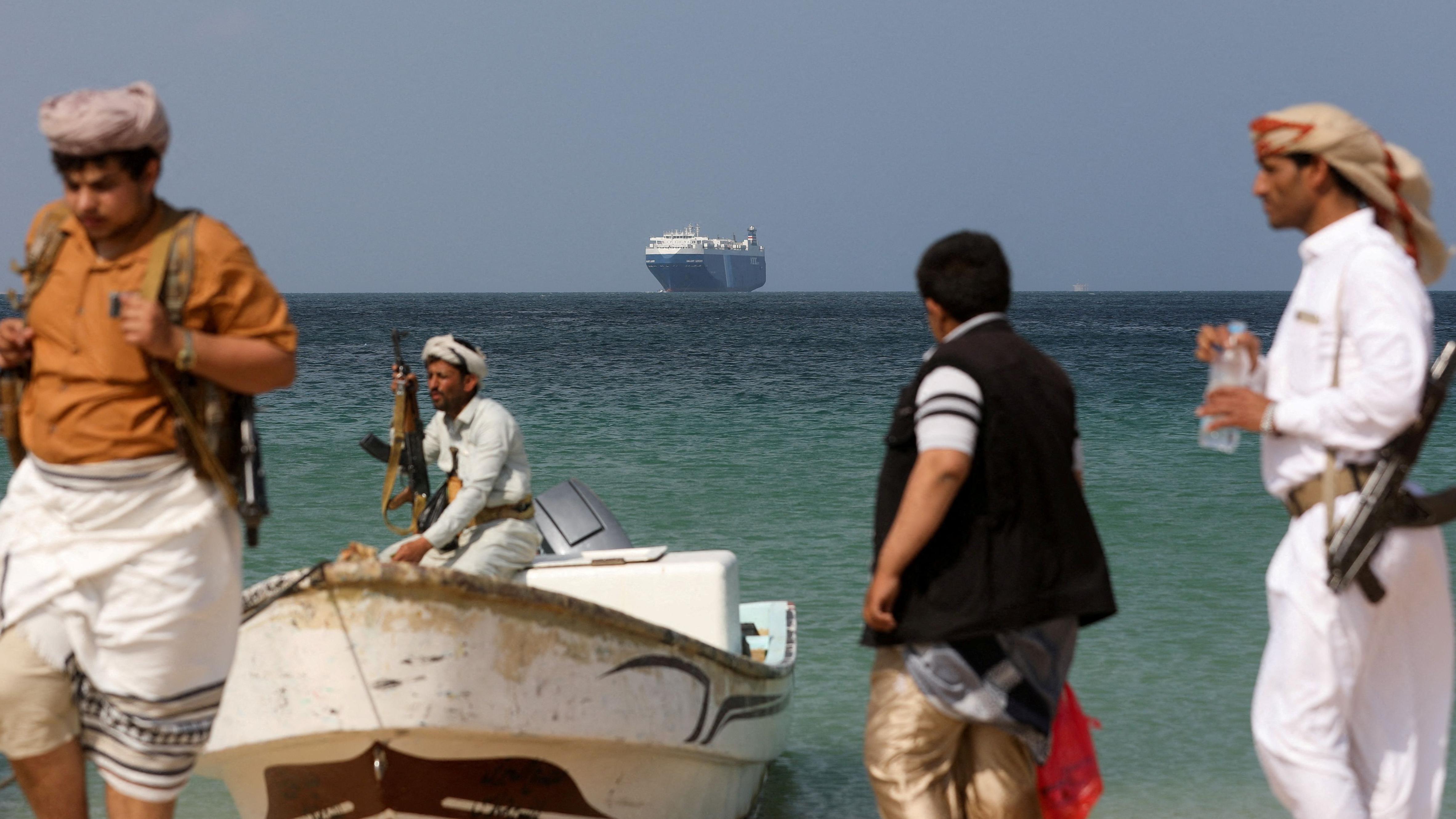 يستهدف الحوثيون في اليمن السفن التابعة لإسرائيل أو تدعمها عبر البحر الأحمر 