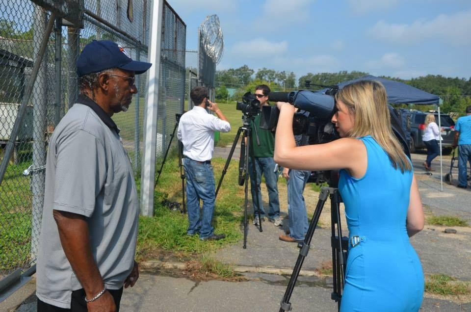 Gaddy, hablando con los medios desde la escuela Dozier.