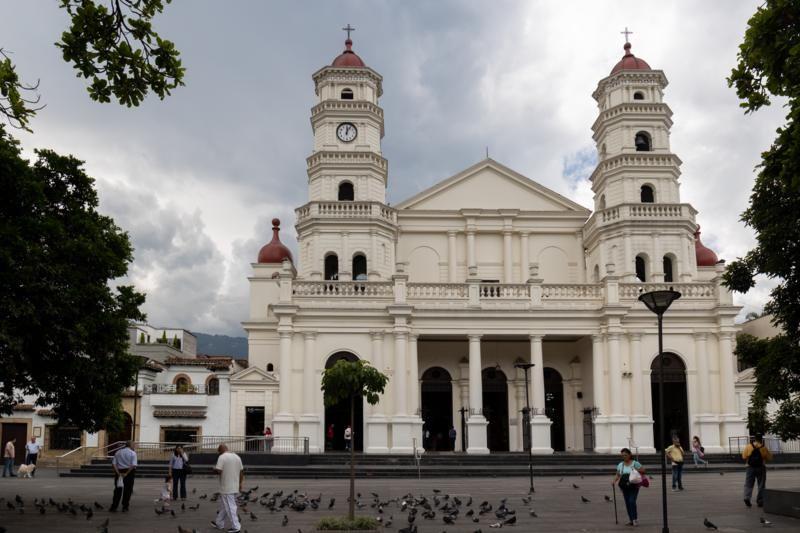 Plazoleta principal de Envigado, en donde está ubicada la parroquia Santa Gertrudis.