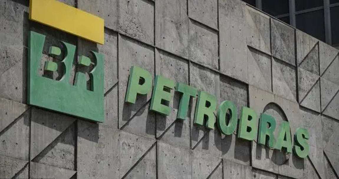 Fachada da sede da Petrobras feita em concreto e com os letreiros em letras verdes