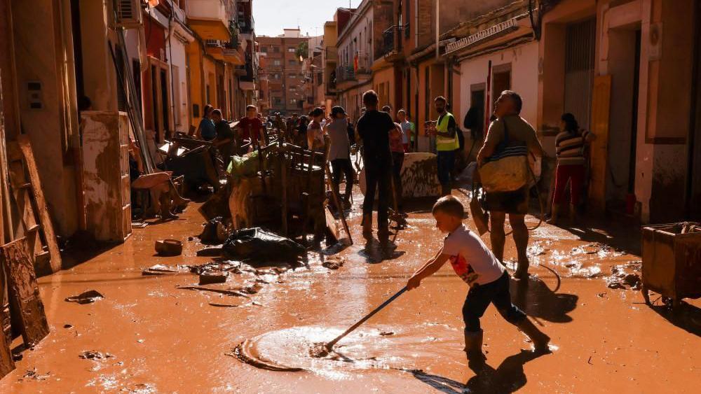 Spain sends 500 more troops to Valencia amid anger over flood response