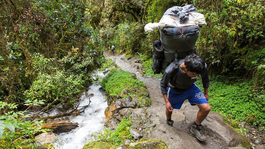 Carregadores na Trilha Inca transportando bagagem  