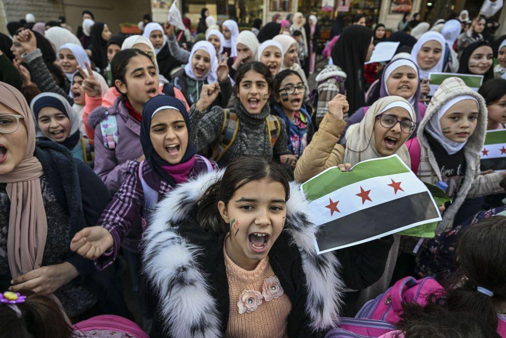 Warga Suriah di Lebanon berbondong-bondong ke Perbatasan Masnaa yang terletak di antara Lebanon dan Suriah untuk pulang ke rumah setelah runtuhnya rezim Assad, pada 8 Desember 2024.