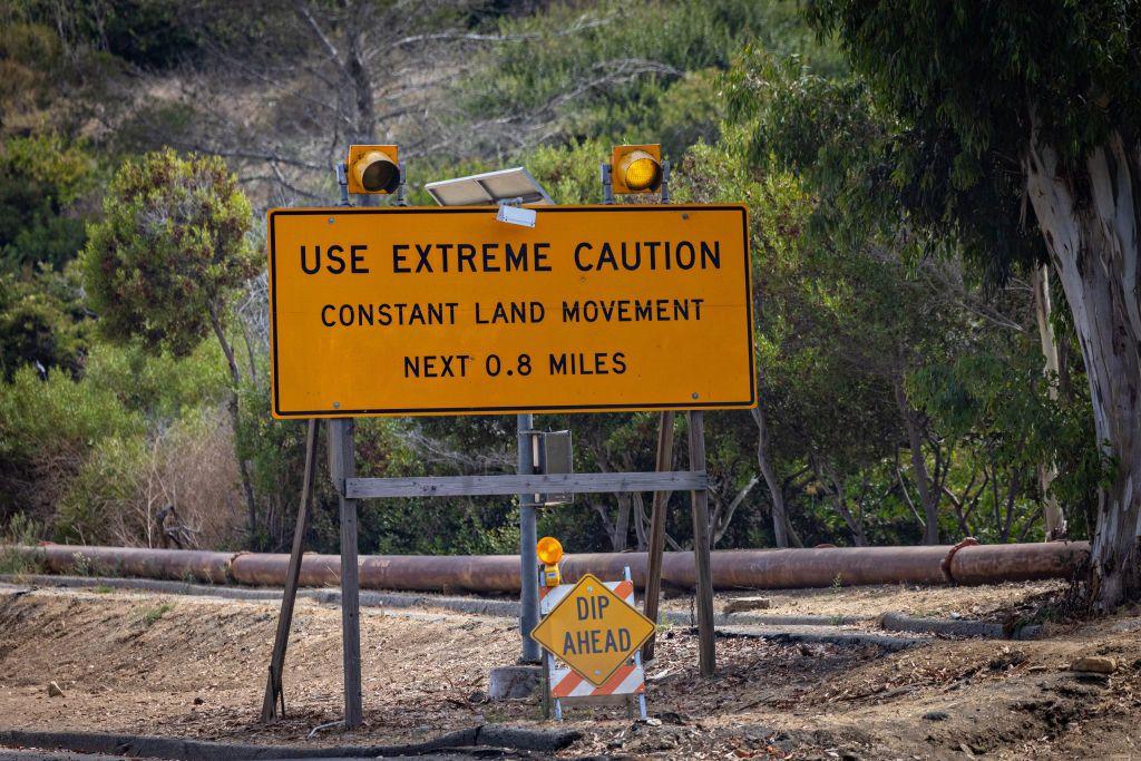 Un cartel advierte del constante deslizamiento de tierra en Rancho Palos Verdes, Los Ángeles, Estados Unidos, el 1 de septiembre de 2024.