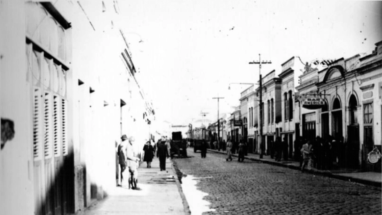 Foto histórica mostra a Rua Aimorés por volta de 1950