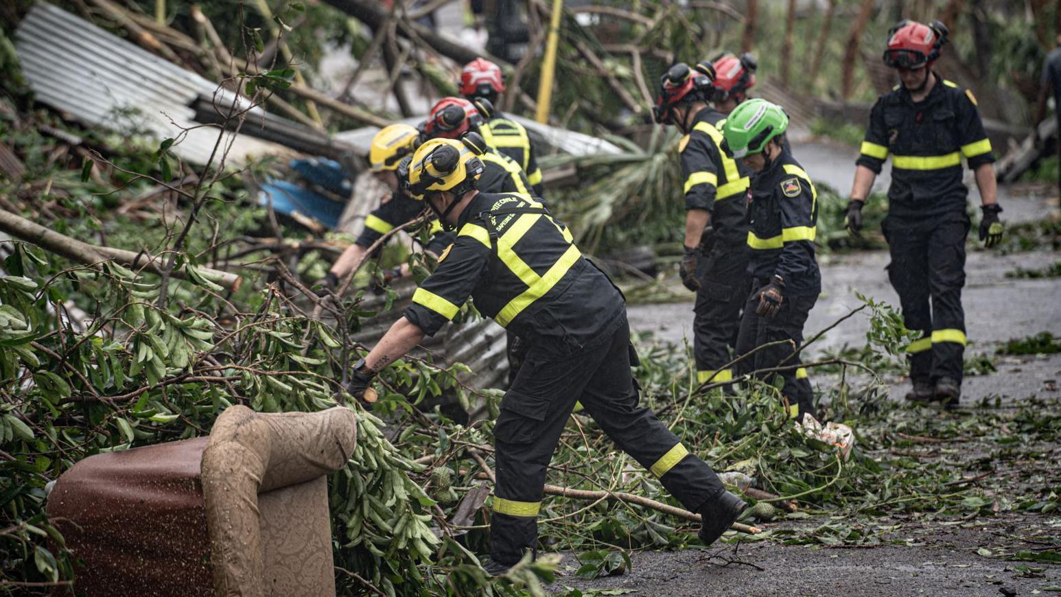 Bomberos buscan entre escombros