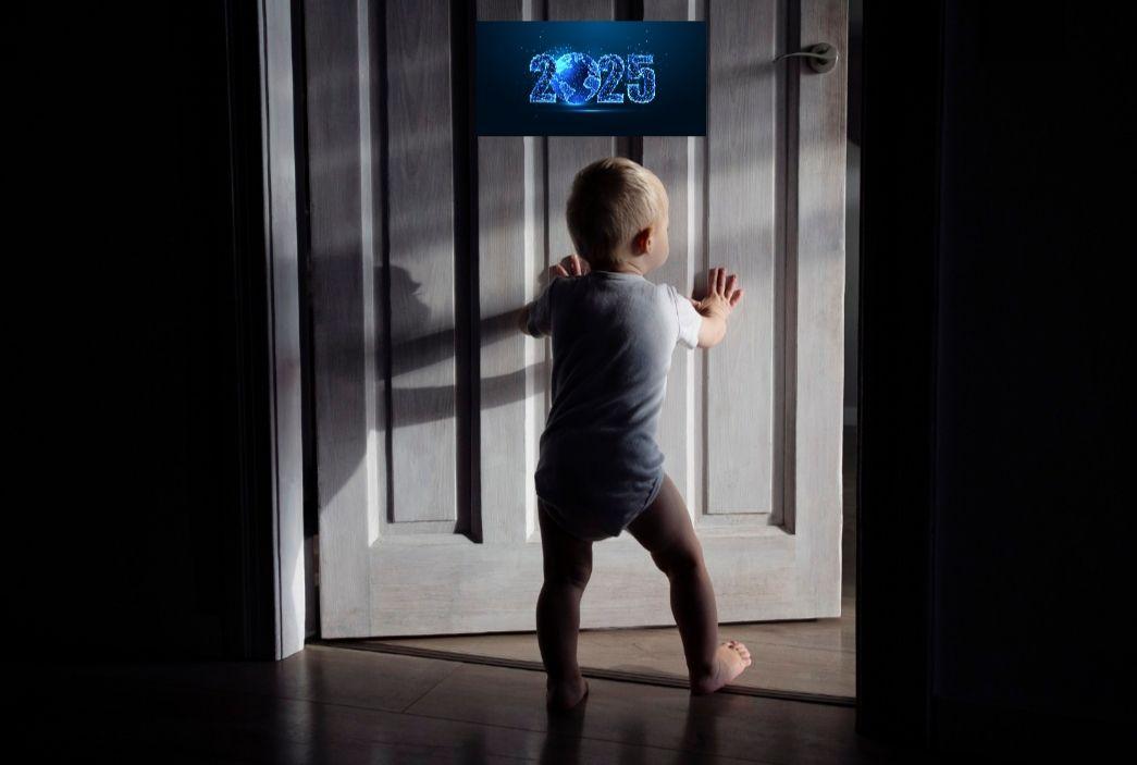 منظر خلفي لطفل بعمر أقل من سنة تقريبا يخطو عتبة الباب معلق عليه تاريخ ٢٠٢٥ ويدفعه بيديه دالفا من العتمة إلى مصدر النور