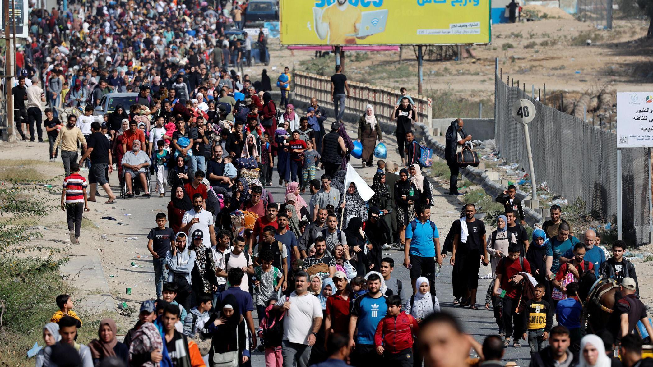 Miles de palestinos huyen del norte de Gaza hacia el sur.