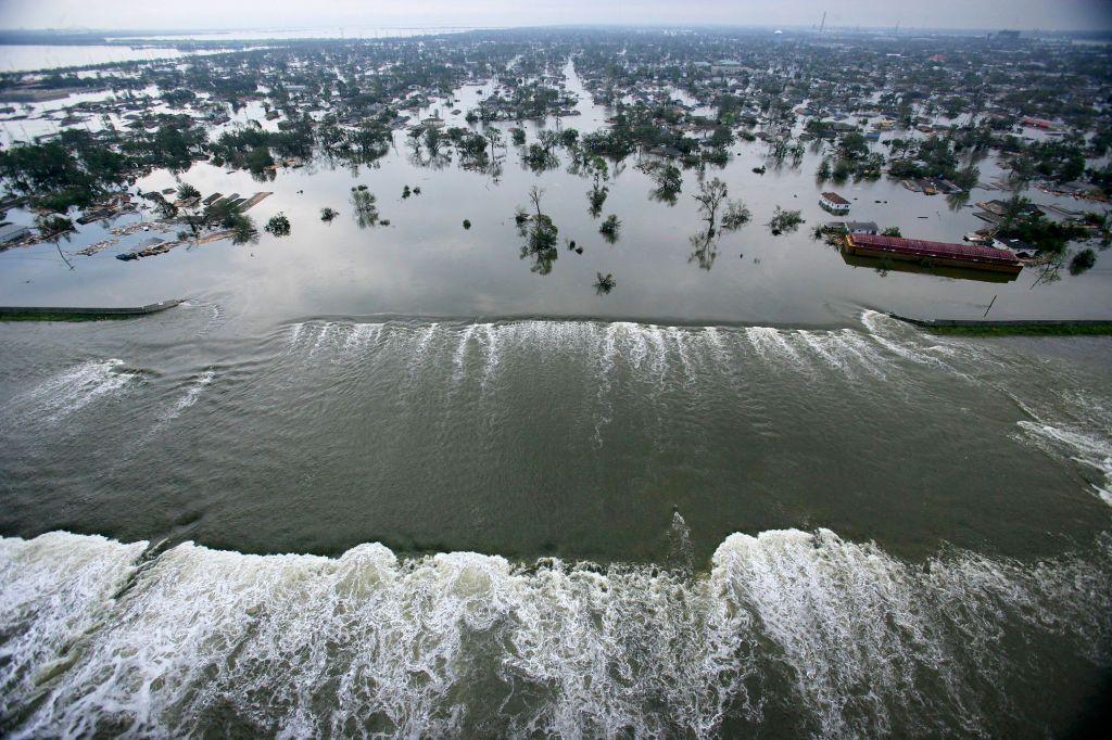 Água transbordando sobre um dique após passagem do furacão Katrina em 30 de agosto de 2005 em Nova Orleans, Louisiana