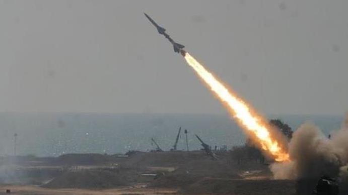 صورة أرشيفية لإطلاق صاروخ من قبل الحوثيين باتجاه إسرائيل