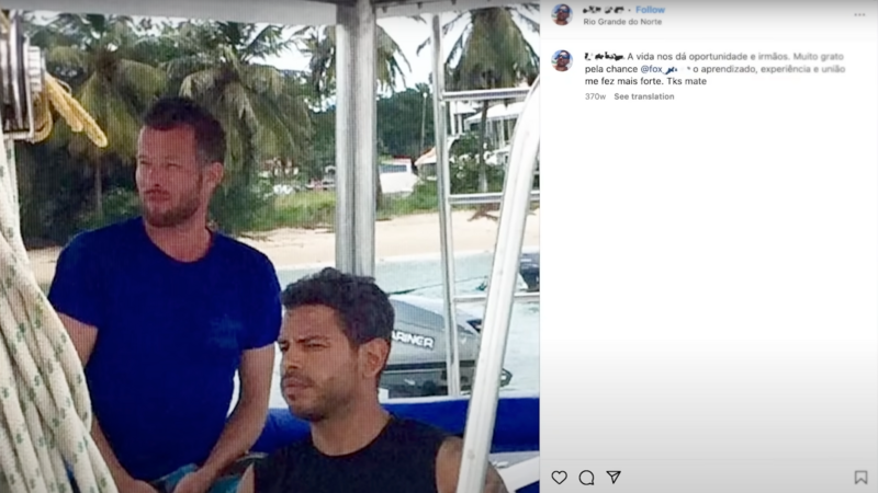 Dois homens em um barco numa publicação de instagram