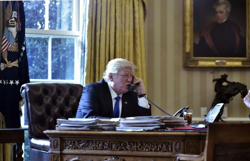 El presidente de EE.UU., Donald Trump, conversando telefónicamente con Vladimir Putin desde la Oficina Oval el 28 de enero de 2017