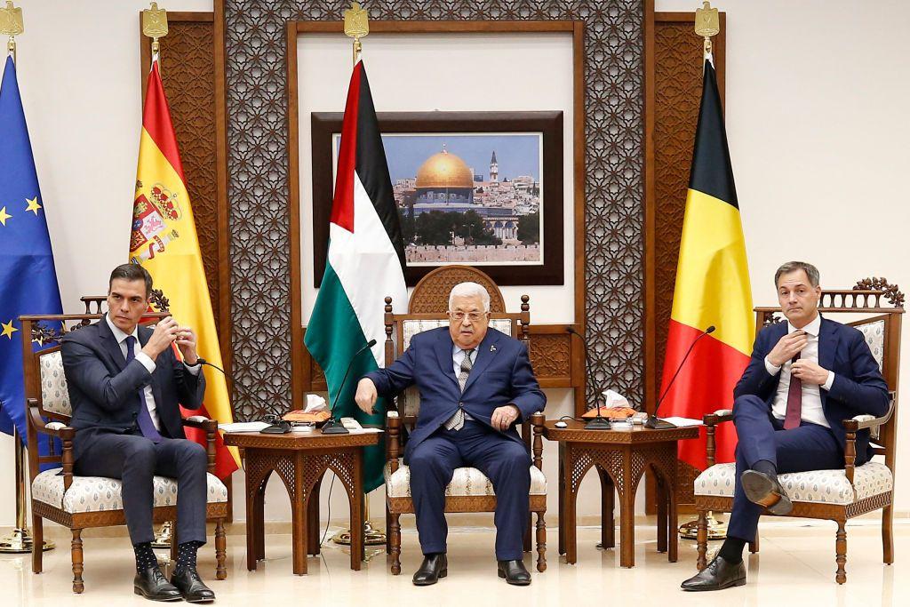 الرئيس الفلسطيني محمود عباس يلتقي برئيس الوزراء الإسباني بيدرو سانشيز (على اليسار) ورئيس الوزراء البلجيكي ألكسندر دي كرو (على اليمين) في مدينة رام الله بالضفة الغربية المحتلة في 23 نوفمبر/تشرين الأول 2023. 