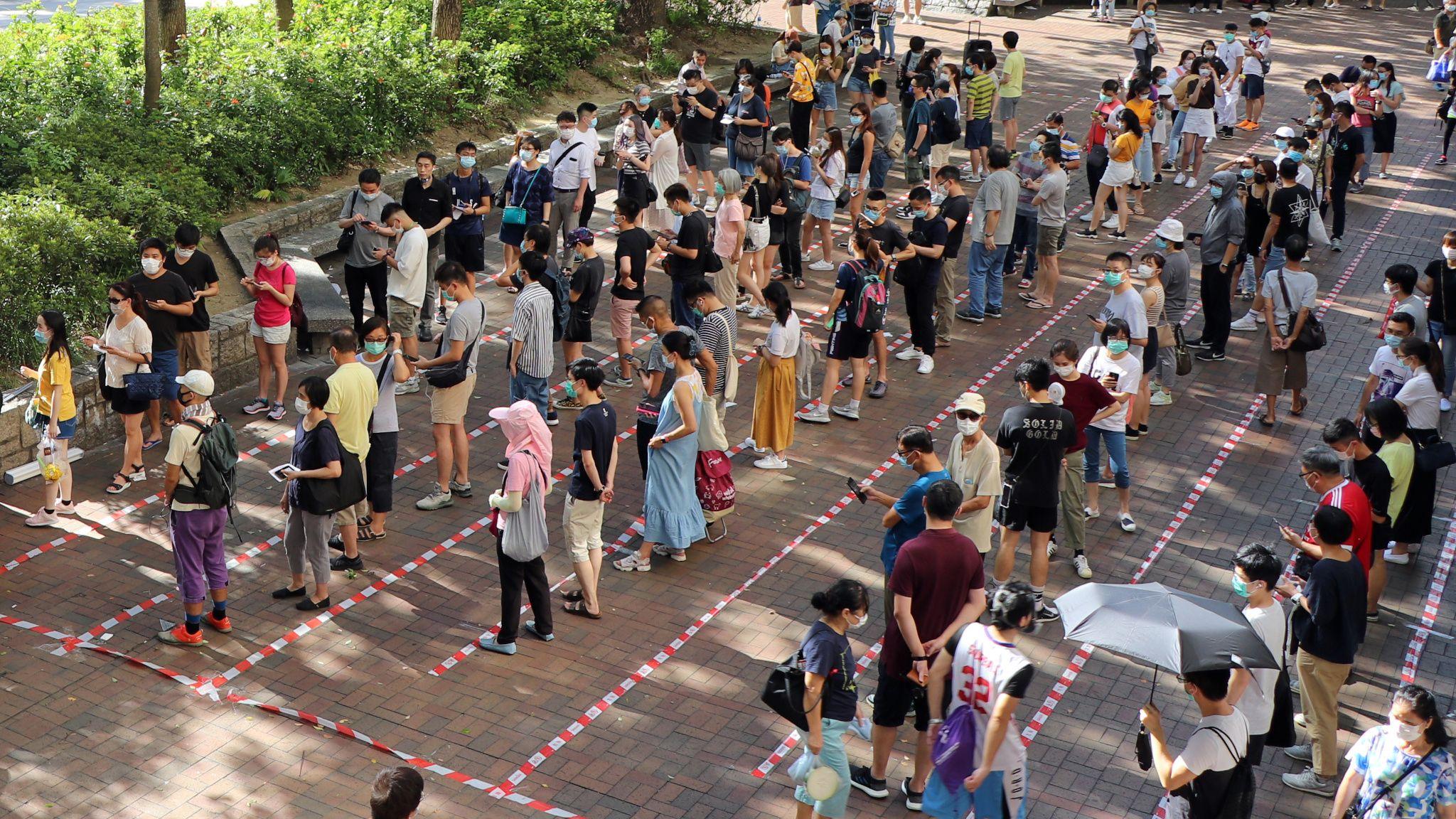 香港新界大埔大批群眾在民主派立法會初選投票點外排隊等候（11/7/2020）