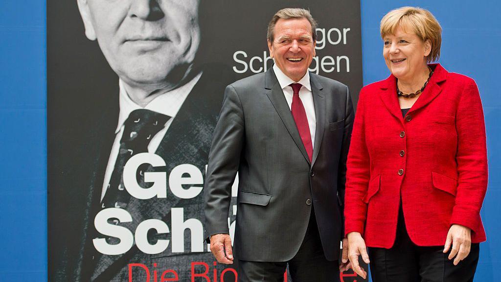 El ex canciller alemán Gerhard Schröder y la canciller alemana Angela Merkel asisten a la presentación de 'Die Biographie' de 'The Biography' del biógrafo Gregor Schoellgen.